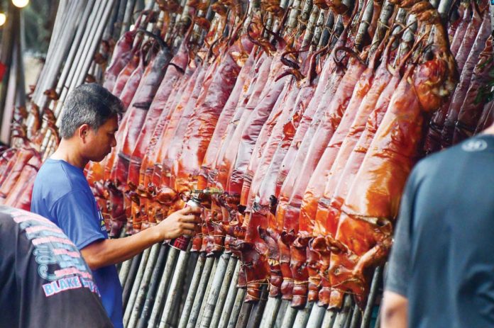 pork_supply_resized Rows of “lechon” for pre-paid and last-minute customers are on display in Barangay La Loma in Quezon City on Christmas Eve in this file photo. MARK DEMAYO/ABS-CBN NEWS PHOTO