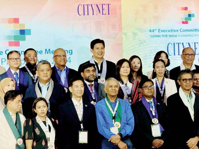 roxas-city Roxas City’s Mayor Ronnie Dadivas (at the back, center) poses with other delegates of the 44th CityNet Executive Committee Meeting in Iloilo City. MAYOR RONNIE DADIVAS FACEBOOK PAGE PHOTO
