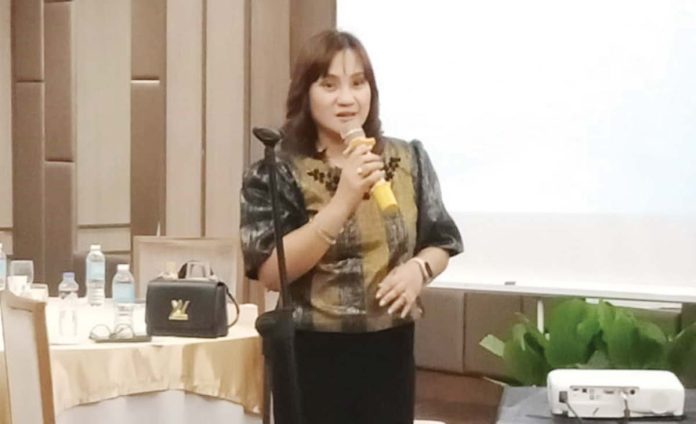 santerva Doreen Santerva, acting area director of the Bangko Sentral ng Pilipinas (BSP) Iloilo, said anyone who encounters suspected counterfeit bills should visit the BSP Iloilo Branch on Solis Street, Iloilo City, or any local bank for verification. She also encouraged the use of “Feel-Look-Tilt” method to identify genuine banknotes. IME SORNITO/PN