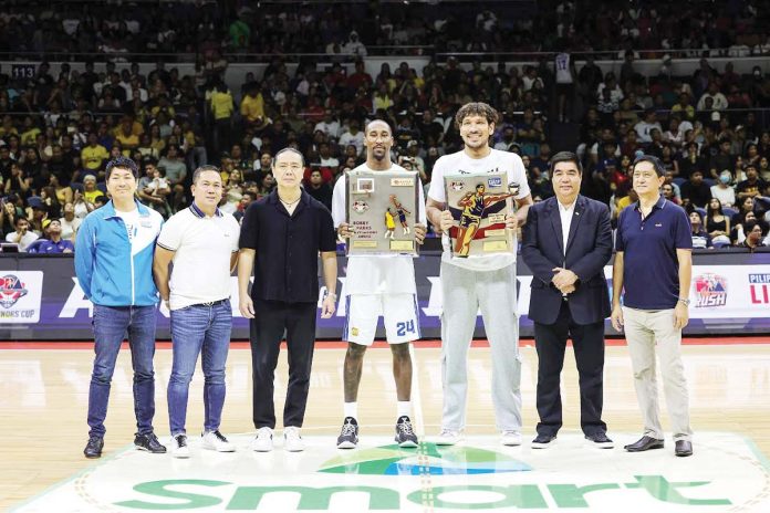 sports-SMB TNT Tropang Giga’s Rondae Hollis-Jefferson and San Miguel Beermen’s June Mar Fajardo receive their respective plaques and checks for winning the PBA Governors’ Cup Best Import and Best Player of the Conference, respectively. PBA PHOTO