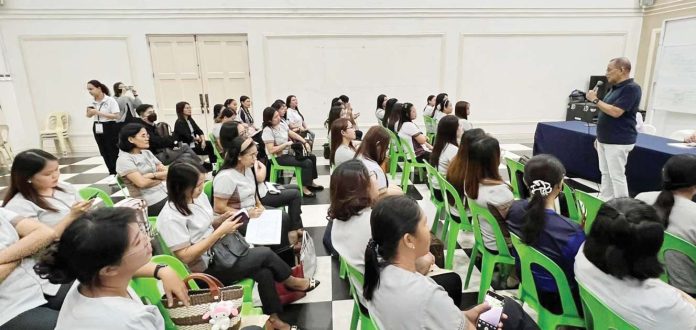 teachers-pic-1 The Department of Migrant Workers and Iloilo Provincial Public Employment Service Office helped overseas Filipino workers who passed the Licensure Examination for Teachers re-enter Philippine classrooms through the “Sa ‘Pinas, Ikaw ang Ma’am at Sir” program. RAUL BANIAS PHOTO