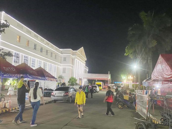 vendors-pic-1 The Bacolod Environment and Natural Resources Office says food vendors at the Bacolod City Government Center are already prohibited from using secondary plastic packaging for their products. BRIGADA NEWS FM 103.1 BACOLOD PHOTO