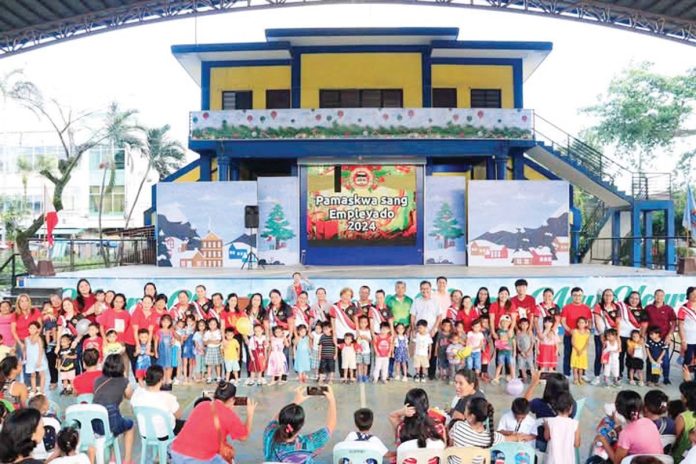1-(1) Three hundred indigent kids got early Christmas treat from the municipal department heads and employees of EB Magalona in Negros Occidental.
