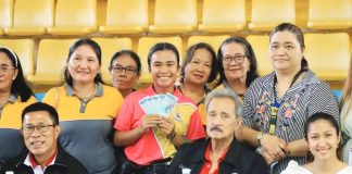 A child development worker (center) shows the P5,000 allowance she received from the Capiz Provincial Government. The distribution of the allowance to 591 child development workers was led by Gov. Fredenil Castro (sitting, second from left) and Provincial Social Welfare and Development Office acting head Joerine Tan. Photo from Capiz Provincial Government Communications Group Facebook Page