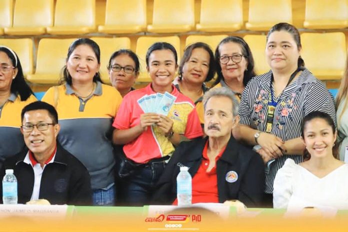 CDW_allowance_resized A child development worker (center) shows the P5,000 allowance she received from the Capiz Provincial Government. The distribution of the allowance to 591 child development workers was led by Gov. Fredenil Castro (sitting, second from left) and Provincial Social Welfare and Development Office acting head Joerine Tan. Photo from Capiz Provincial Government Communications Group Facebook Page