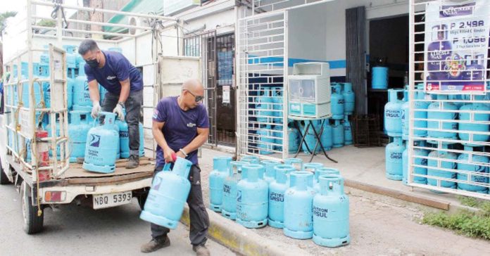 LPG_price_freeze_1_resized The price freeze on liquefied petroleum gas in cylinders 11 kilograms and below in Negros Occidental will be in effect until December 27, 2024. PHOTO COURTESY OF PNA