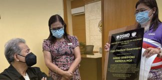 Capiz Provincial Social Welfare and Development Office head Nieva Camposano presented the Gawad Serbisyong Mapagkalinga award to Gov. Fredenil Castro (left).