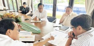 President Ferdinand “Bongbong” Marcos Jr. confers with Executive Secretary Lucas Bersamin, the Economic Cluster (Department of Finance, Department of Budget and Management, and National Economic and Development Authority) and the Secretary of Public Works and Highways while reviewing the proposed national budget for next year. PCO