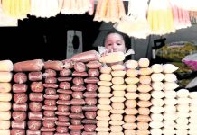 A woman stacks sugar at a store in Manila. INQUIRER/ MARIANNE BERMUDEZ