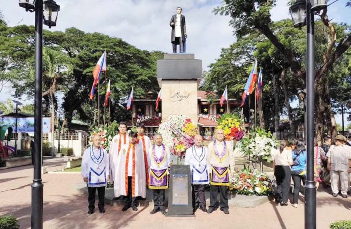 bacolod_rizal_day2_1_resized Bacolod City Government officials led the wreath-laying at the monument of our national hero, Dr. Jose Rizal, in Rizal Elementary School as the country commemorates his 128th death anniversary on Monday, Dec. 30, 2024. BACOLOD CITY PIO PHOTO