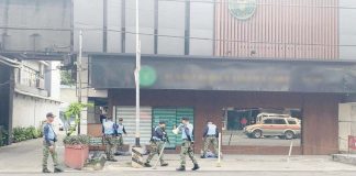 Operatives of the Bacolod City Police Office respond to a “robbery” at a financing institution on Araneta Street, Bacolod City on Saturday morning, Dec. 28, 2024. BCPO PHOTO