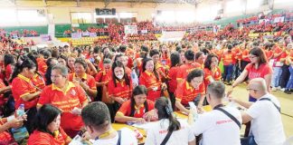Community volunteers in Capiz receive their special risk allowance on Wednesday, Dec. 11, 2024. CAPIZ PROV’L GOV’T COMMUNICATIONS GROUP PHOTO