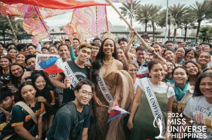 chelsea_1_resized Miss Universe Asia 2024 Chelsea Manalo (in gold gown) is welcomed by throngs of supporters at her homecoming parade. MISS UNIVERSE PHILIPPINES/FACEBOOK PHOTO