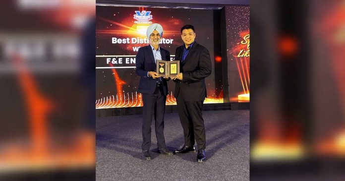 fande Mr. Emmanuel Aguillon, CPA (F&E’s CFO and Head of Sales & Operations) receiving the award from Mr. Parveen Khokher, General Manager of Valvoline Global for Rest of Asia