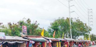 The Department of Health – Region 6 urges the public to celebrate the New Year in healthier, safer, and happier ways, emphasizing alternatives to firecrackers. Curiously in Iloilo City, vendors are allowed to sell firecrackers. Photo shows a row of firecracker vendors along Circumferential Road 5 corner Jocson Street in Arevalo district. AJ PALCULLO/PN