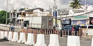 The Department of Public Works and Highways prohibits certain vehicles from using the Ungka flyover in Barangay Ungka II, Pavia, Iloilo, including dump trucks, transit mixers, wing vans, trailer trucks, motorcycles, tricycles, and bicycles. Photo shows a wing van getting stuck under the vertical clearance signage of the Ungka flyover on Tuesday, Dec. 24, 2024. K5 NEWS FM ILOILO PHOTO