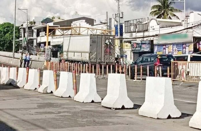 flyover The Department of Public Works and Highways prohibits certain vehicles from using the Ungka flyover in Barangay Ungka II, Pavia, Iloilo, including dump trucks, transit mixers, wing vans, trailer trucks, motorcycles, tricycles, and bicycles. Photo shows a wing van getting stuck under the vertical clearance signage of the Ungka flyover on Tuesday, Dec. 24, 2024. K5 NEWS FM ILOILO PHOTO