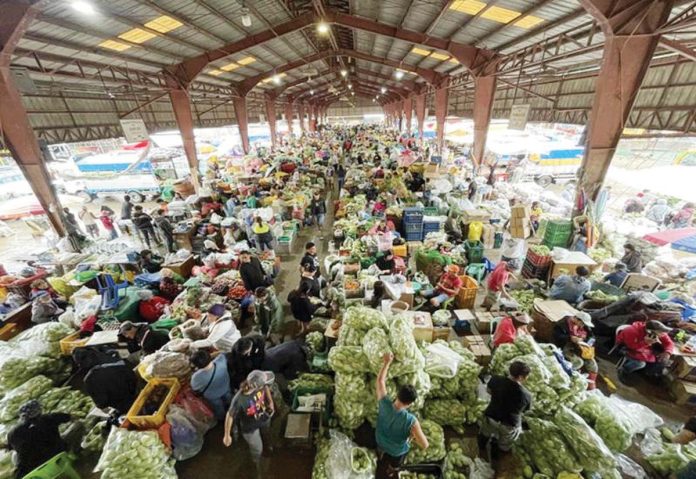 food_prices_resized Traders and buyers say only a small quantity of vegetables was delivered to the La Trinidad trading post from farms in Benguet, Ifugao, Kalinga and Mountain Province on Oct. 25, 2024, because roads were damaged by heavy rains brought about by Severe Tropical Storm Kristine. SANDRA AGUINALDO/GMA INTEGRATED NEWS FILE PHOTO