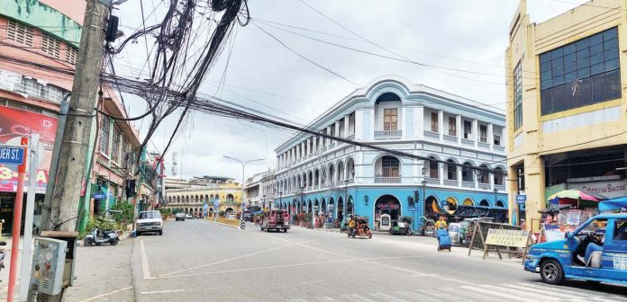 gerome_final_extension_1_resized VISUAL CLUTTER. Calle Real’s architectural grandeur is overshadowed by messy overhead wires, robbing Iloilo City’s heritage gem of its unspoiled charm. PN