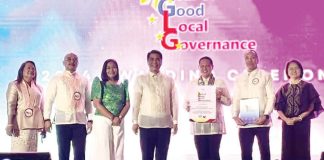 Iloilo’s Gov. Arthur Defensor Jr. (3rd from left) receives the province’s seventh Seal of Good Local Governance at The Tent City, The Manila Hotel on December 9 from the Department of Interior and Local Government.