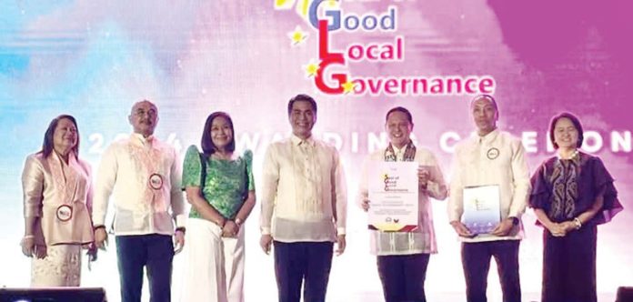 Iloilo’s Gov. Arthur Defensor Jr. (3rd from left) receives the province’s seventh Seal of Good Local Governance at The Tent City, The Manila Hotel on December 9 from the Department of Interior and Local Government.