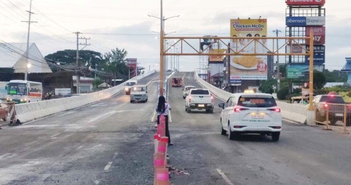 ime-safe-flyover-(1)-1 The Ungka flyover is now fully open to public utility vehicles, except for dump trucks, transit mixers, wing vans, trailer trucks, motorcycles, tricycles, and bicycles. A speed limit of 40 kilometers per hour is being enforced to ensure safety. AJ PALCULLO/PN