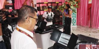 TEST RUN FOR DEMOCRACY. Ilonggo voters participate in a mock election to familiarize themselves with the new tamper-proof vote counting machines, ensuring a transparent and efficient process for the May 12, 2025 midterm elections. IME SORNITO/PN