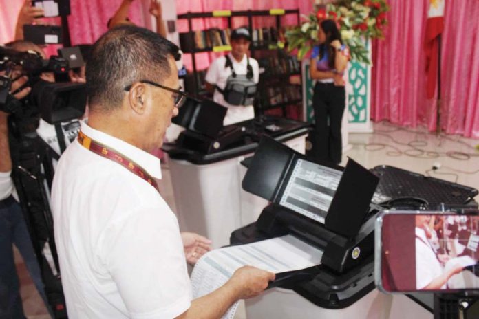 ime_comelec_roadshow_(5)_resized TEST RUN FOR DEMOCRACY. Ilonggo voters participate in a mock election to familiarize themselves with the new tamper-proof vote counting machines, ensuring a transparent and efficient process for the May 12, 2025 midterm elections. IME SORNITO/PN
