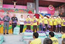 Gov. Arthur Defensor Jr. (4th form left) personally hands gift packs to persons deprived of liberty at the Iloilo District Jail, spreading holiday cheer and affirming his commitment to improving jail facilities. PHOTO FROM BALITA HALIN SA KAPITOLYO