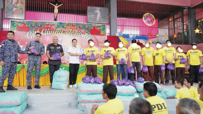ime_gift_packs_1_resized Gov. Arthur Defensor Jr. (4th form left) personally hands gift packs to persons deprived of liberty at the Iloilo District Jail, spreading holiday cheer and affirming his commitment to improving jail facilities. PHOTO FROM BALITA HALIN SA KAPITOLYO