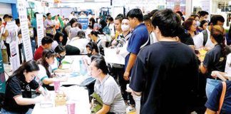Job applicants queue up at a job fair held at a mall in Marikina City. Latest data from the Philippine Statistics Authority showed that the country's employment rate further went up to 96.3 percent in September 2024 from 95.5 percent in September 2023. PNA PHOTO BY BEN BRIONES