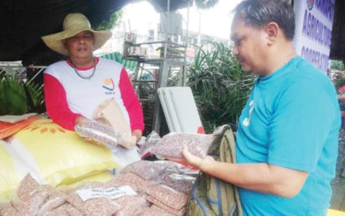 kadiwa_rice_resized Nelson Guevarra buys affordable rice at the Kadiwa ng Pangulo pop-up store at the Antique capitol grounds. PNA PHOTO BY ANNABEL CONSUELO J. PETINGLAY