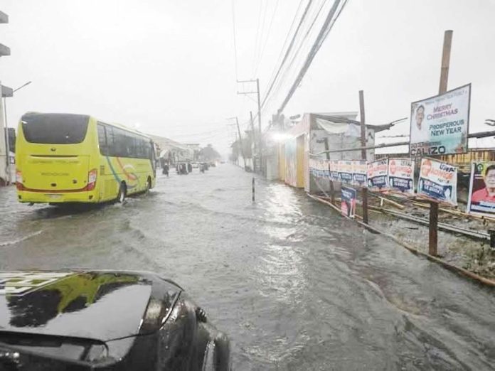 kalibo-flood-1 Continuous rains inundated Osmeña Avenue in Kalibo, Aklan. RADYO TODO AKLAN/FACEBOOK PHOTO