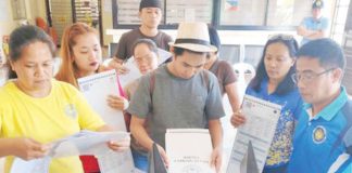 Participants join the demonstration on the use of the automated counting machine for the May 12, 2025 midterm elections during the roadshow of the Commission on Elections in Manapla, Negros Occidental on Monday, Dec. 2, 2024. COMELEC PHOTO