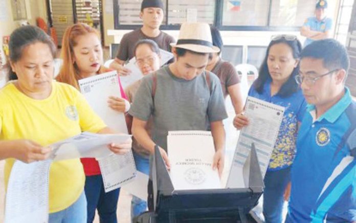 negrense-voters-1 Participants join the demonstration on the use of the automated counting machine for the May 12, 2025 midterm elections during the roadshow of the Commission on Elections in Manapla, Negros Occidental on Monday, Dec. 2, 2024. COMELEC PHOTO