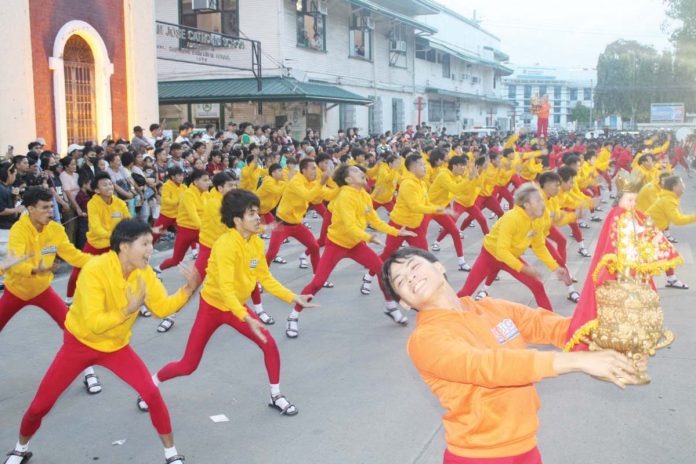 pamukaw_pic_1_resized Tribu Paghidaet of La Paz National High School gives a preview of their performance during the Dinagyang Festival 2025 “Pamukaw” on Monday, Dec. 16, 2024. “Pamukaw” is a ceremonial welcome to the Dinagyang season. AJ PALCULLO/PN
