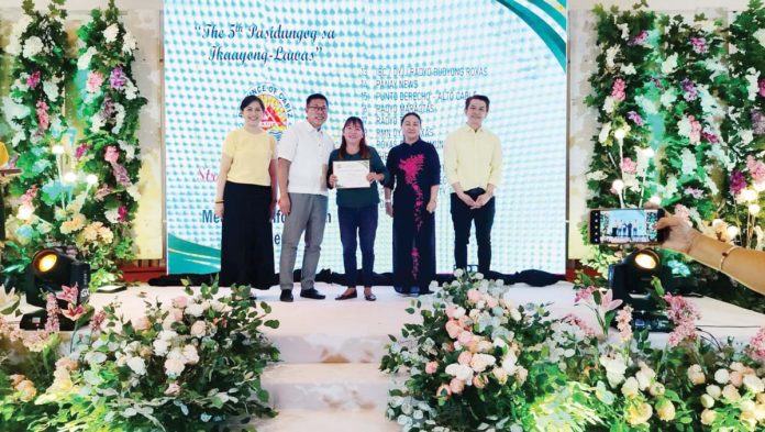 pn-award-1 Panay News’ Merlinda Hurtada Bagnate (center) receives the 2023 Provincial Strategic Partnership Award from Vice Gov. Jaime Magbanua, Capiz Provincial Health Office (PHO) officer Atty. Shiela Artillery, Dr. Alex Nolasco, and Dr. Leah Del Rosario of PHO. PHOTO COURTESY OF MERLINDA HURTADA BAGNATE