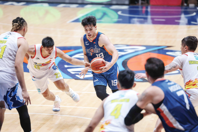 sports-Meralco Meralco Bolts’ Kier John Quinto protects the ball from the defense of Rain or Shine Elasto Painters’ Jhonard Clarito. PBA PHOTO