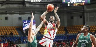 San Miguel Beermen’s Torren Jones pulls up for a shot against a Terrafirma Dyip defender. PBA PHOTO