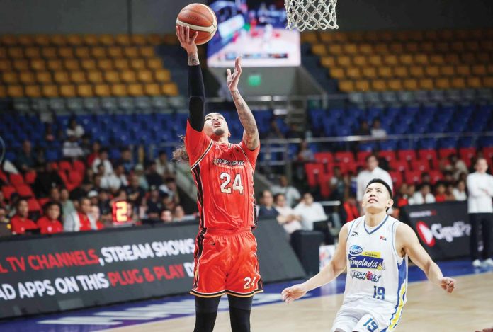sports-PBA NorthPort Batang Pier’s Joshua Munzon scores on an easy layup. PBA PHOTO