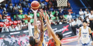 Hong Kong Easterns’ Christopher McLaughlin goes for a tough one-hander shot against the double-teaming defense of Blackwater Bossing’s George King and Jewel Ponferrada. PBA PHOTO