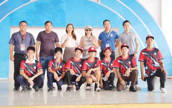 sports-meet-1 Antique National School principal Roger Jomolo and San Jose de Buenavista’s Mayor Justin Encarnacion (first and second from left) pose with the athletes after the distribution of uniforms on Tuesday, Dec. 3, 2024. PHOTO COURTESY OF MAYOR JUSTIN ENCARNACION