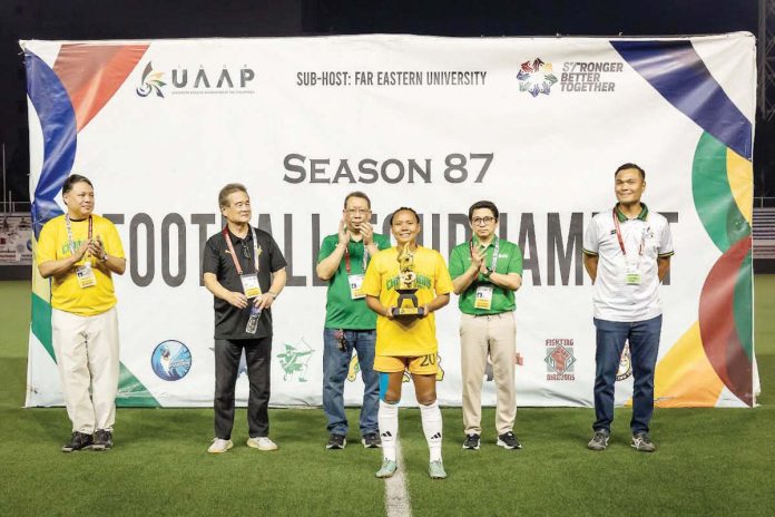 sports_FEU_resized Ilongga Jonela Albiño of Far Eastern University Lady Tamaraws receives her Best Defender award. UAAP PHOTO