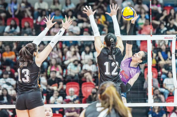sports_Flying_1_resized Choco Mucho Flying Titans’ Katrina Tolentino tries to score against the defense of Farm Fresh Foxies’ Trisha Tubu. PVL PHOTO