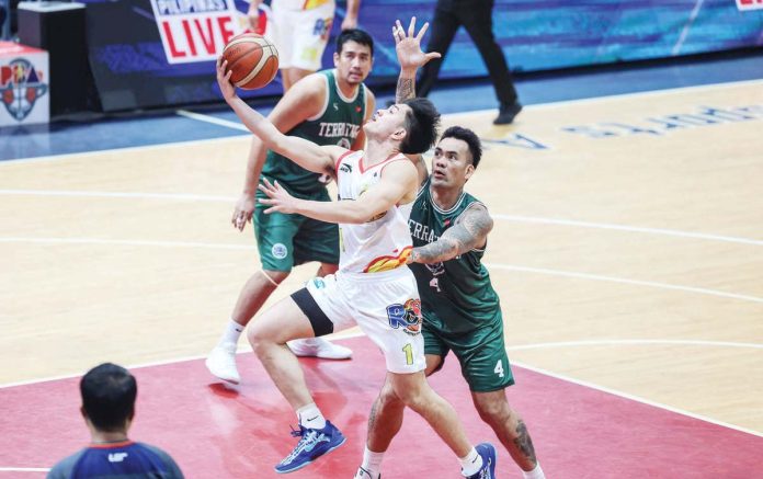 sports_PBA_1_resized Rain or Shine Elasto Painters’ Adrian Nocum eludes the defense of Terrafirma Dyip’s Vic Manuel for a layup. PBA PHOTO