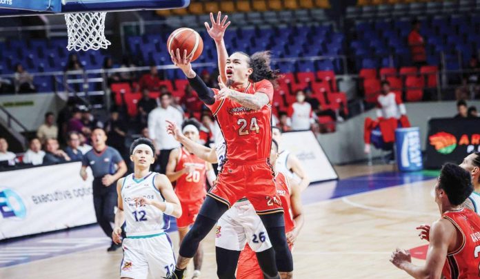sports_PBA_resized NorthPort Batang Pier’s Joshua Munzon goes for an inside basket. UAAP PHOTO