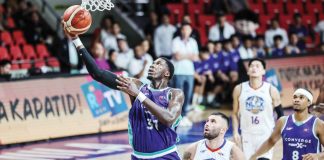 Converge FiberXers’ Cheick Diallo attempts a reverse layup. PBA PHOTO
