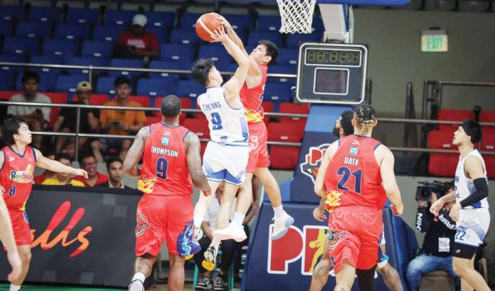 sports_Rain_resized Rain or Shine Elasto Painters’ Jhonard Clarito blocks the shot attempt of Hong Kong Eastern’s Yin Lung Cheung. PBA PHOTO