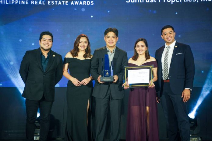suntrust-celebrates Suntrust Senior Vice President Atty Basilio Almazan Jr. (Middle), accompanied by Suntrust’s Senior Manager for Corporate Events and Communications Princess Tobias (2nd from Right) and Head of Vertical Projects Josephine Mariano (2nd from Left)