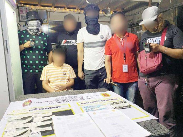 teen-shabu Operatives of the Bacolod City Police Office’s Drug Enforcement Unit seized around 100 grams of suspected shabu with an estimated value of P680,000 from alias “Joyce” early Thursday morning, Dec. 19, 2024, in Barangay 2, Bacolod City. BCPO PHOTO